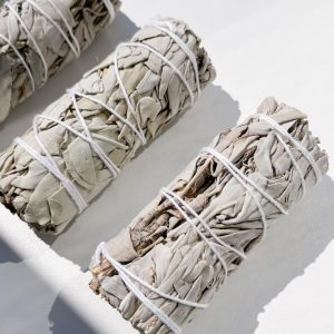 Atado de salvia blanca natural para rituales de limpieza energética, purificación espiritual y protección del hogar