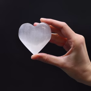 Corazón de Selenita – Pieza 7‑8 cm de Purificación y Amor Incondicional